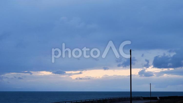 夕暮れ空と海辺の風景 海,空,風景の写真素材