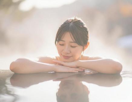 温泉に浸かる女性 温泉に浸かる女性の写真