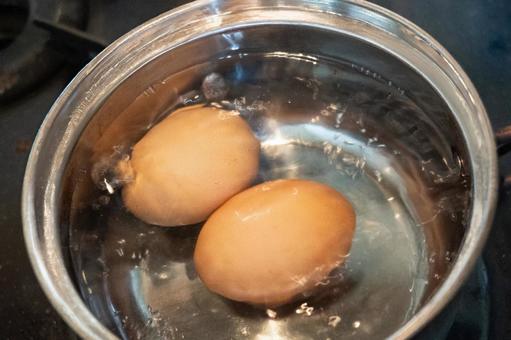 ゆで卵を作る ゆで卵を作る 卵,ゆで卵,鍋の写真素材