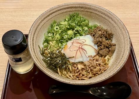 具沢山のまぜそば 具沢山のまぜそば ネギ,ひき肉,卵の写真素材