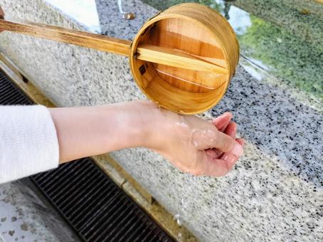 寺社の手水で手指を浄める 寺社の手水で手指を浄める 手水,柄杓,手水舎の写真素材