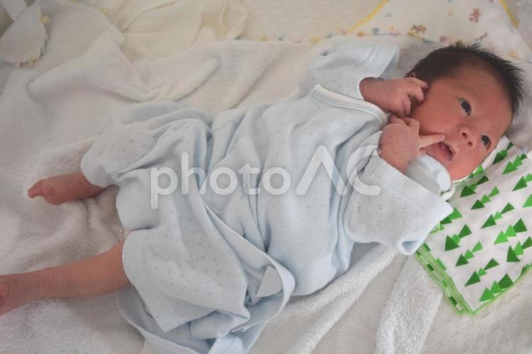 ベッドの上の赤ちゃん(男児)全身　14日 赤ちゃん,新生児,男児の写真素材