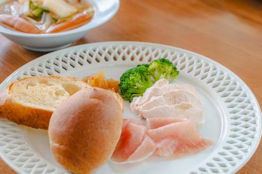 パンと鶏ハムの朝食 パンと鶏ハムの朝食の写真