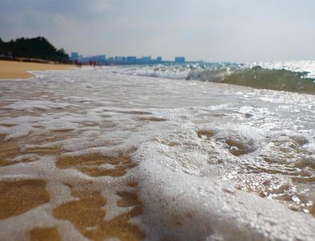 砂浜と波打ち際の白い波 砂浜と波打ち際の白い波の写真