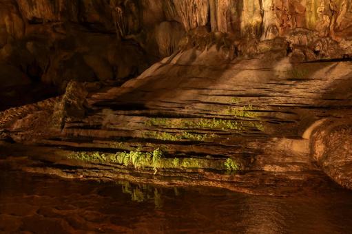 独特の岩の形が並ぶ鍾乳洞内部 石灰岩,洞窟,美しいの写真素材