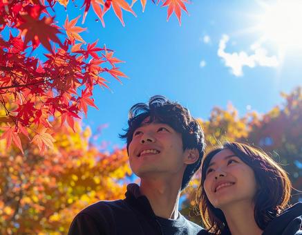 紅葉を鑑賞する男女カップル 紅葉を鑑賞する男女カップルの写真