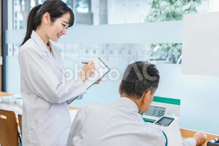 病院で健康診断する男性と医師（血圧） 人間ドック,健康診断,健診の写真素材