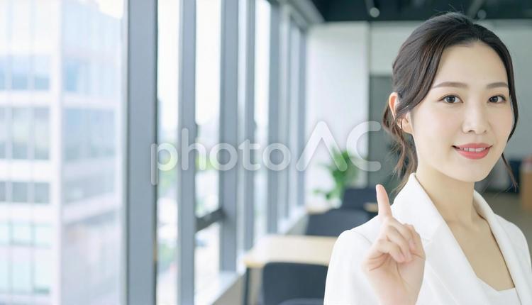 自信のある表情で指さすビジネス女性 指さす,指差し,ビジネスの写真素材