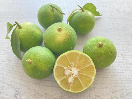 旬の果物　すだちの断面 すだち,木乃酢,断面の写真素材