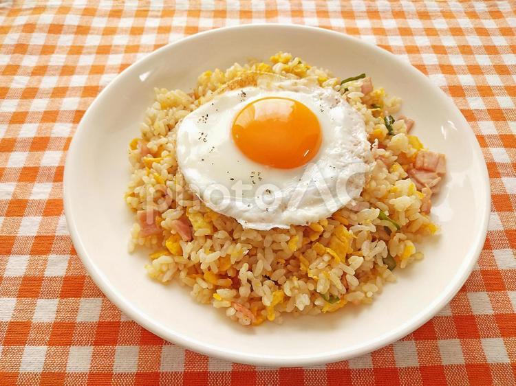 目玉焼きをのせたチャーハン 炒飯,目玉焼き,お米の写真素材