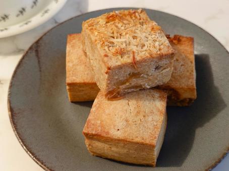 和皿に四角のスコーン1 和皿に四角のスコーン1 スコーン,和皿,スクエア型の写真素材