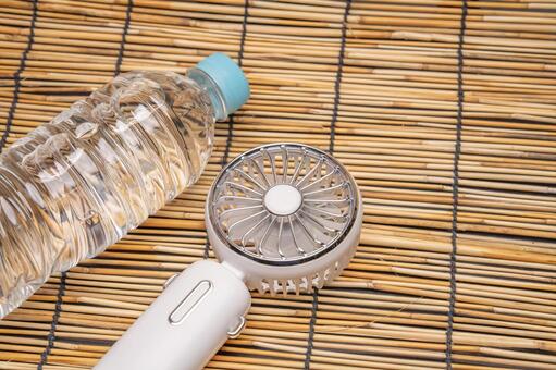熱中症予防に役立つ携帯ファンと水分補給 携帯扇風機,熱中症対策,水分補給の写真素材