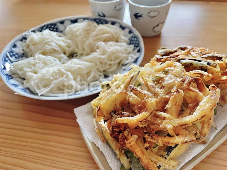 そうめんとかき揚げ そうめん,かき揚げ,天ぷらの写真素材