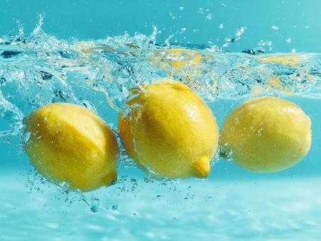 清涼感あふれるレモンの水中ショット 清涼感あふれるレモンの水中ショットの写真