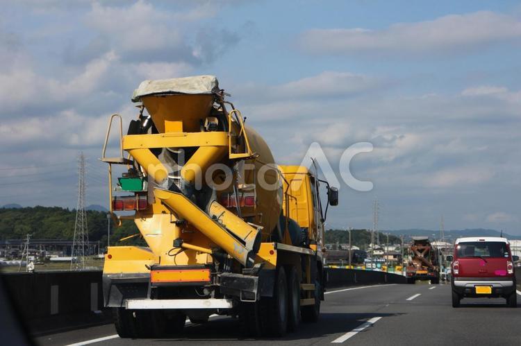 コンクリートミキサー車が続く コンクリートミキサー車,車,トラックの写真素材