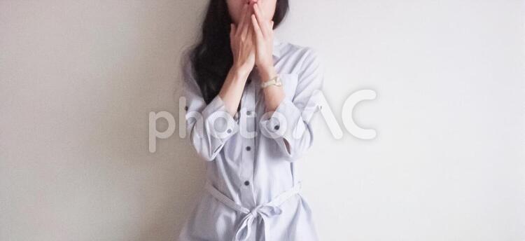 驚愕する女性(横長) 女性,驚く,びっくりの写真素材