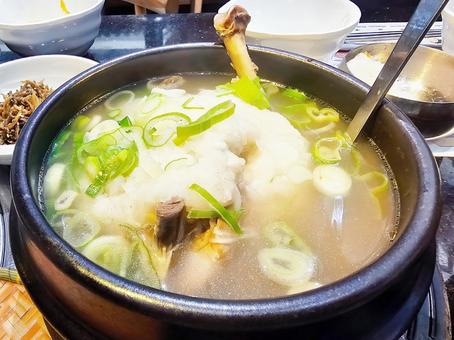 カンボジアで食べる美味しい参鶏湯 サムゲタン,参鶏湯,韓国料理の写真素材