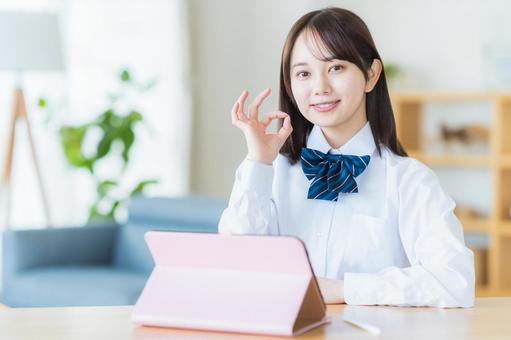 タブレットで勉強する女子高生 タブレットで勉強する女子高生 高校生,タブレット,笑顔の写真素材