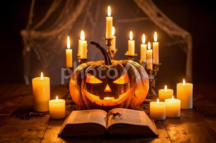 ハロウィンのかぼちゃと本03 ハロウィン,かぼちゃ,ジャックオーランタンの写真素材