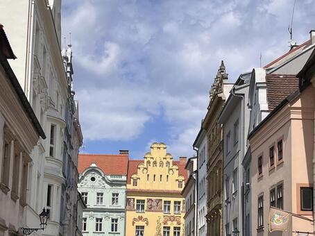 パステルカラーの建物　チェコの旧市街 雲,海外の風景,プルゼニの写真素材