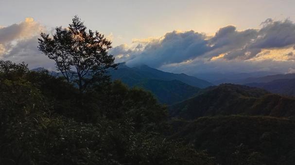 枝折峠から眺めた山々 枝折峠,山,早朝の写真素材
