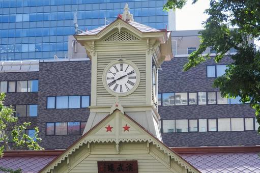 8時10分を示す札幌時計台 木々,木,樹木の写真素材