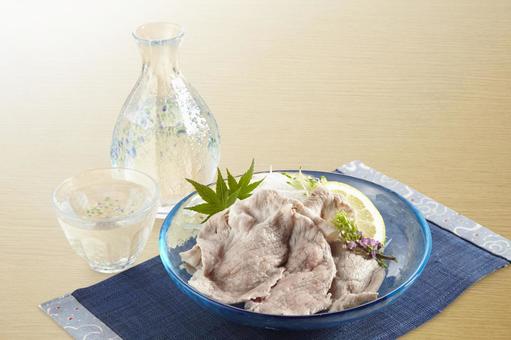 豚肉の冷しゃぶと日本酒 豚肉の冷しゃぶと日本酒の写真