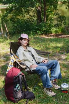 赤いリュックと休む女性 女性,外国人,チェアの写真素材