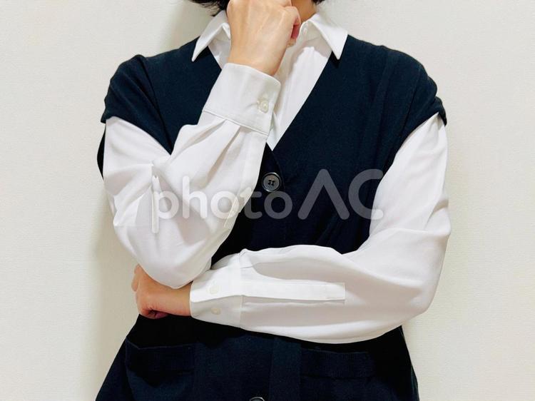 考え事をするポーズをする女性 考え事,ふむふむ,悩むの写真素材