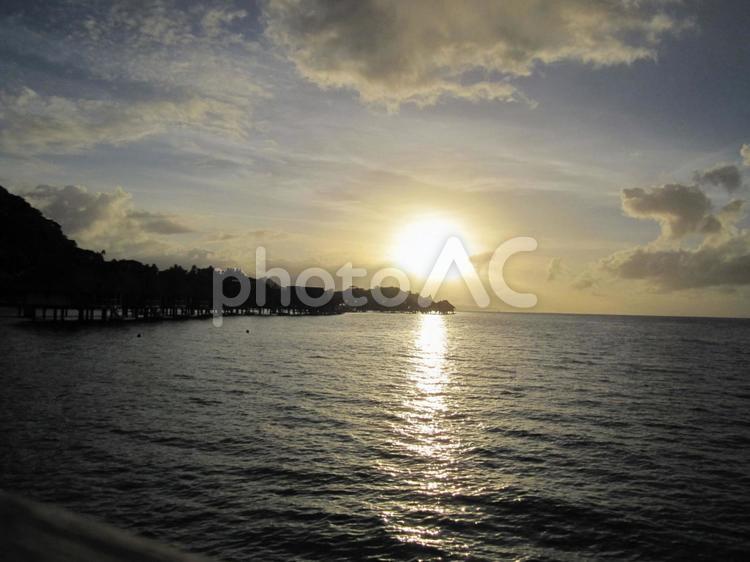タヒチ　ボラボラ島の夕暮れ 海,水上,夕暮れの写真素材