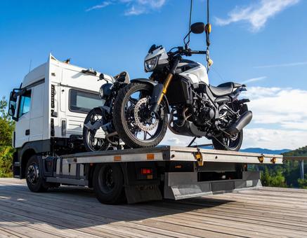 輸送用トラックに積載されたバイク 輸送用トラックに積載されたバイクの写真