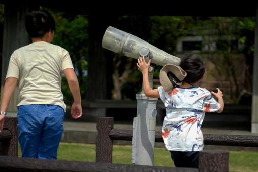 <人物>山の展望台の双眼鏡で遊ぶ兄弟 <人物>山の展望台の双眼鏡で遊ぶ兄弟 子供,兄弟,小学生の写真素材