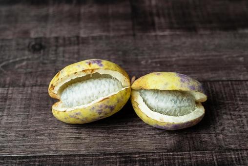 2個のアケビ 2個のアケビの写真