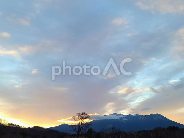 信州・夕焼け空と御嶽山(御岳山) 御岳山,山,夕焼けの写真素材
