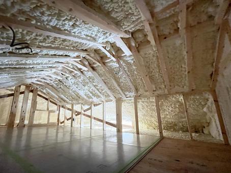 断熱処理中の小屋裏 断熱処理中の小屋裏 断熱,高断熱,断熱処理の写真素材