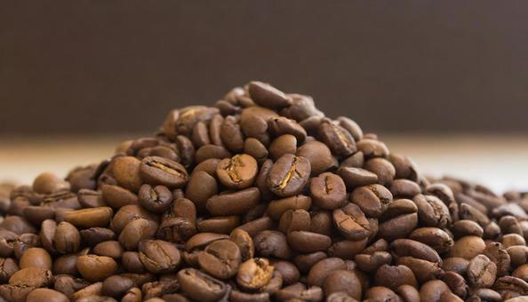 山盛りのコーヒー豆 山盛りのコーヒー豆の写真
