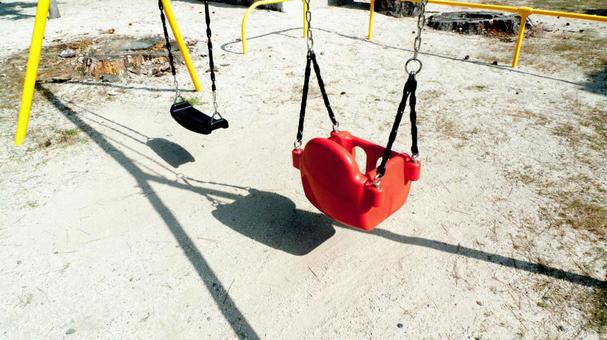 公園のブランコ 公園のブランコの写真