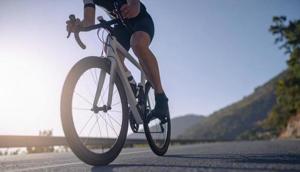 ロードレース 自転車 道路を走る選手 ロードレース 自転車 道路を走る選手 の写真