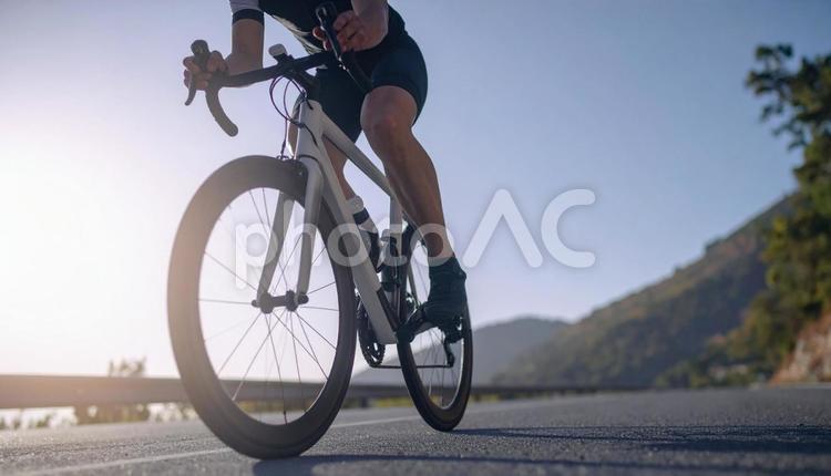 ロードレース　自転車　道路を走る選手　 自転車,サイクリスト,道路の写真素材
