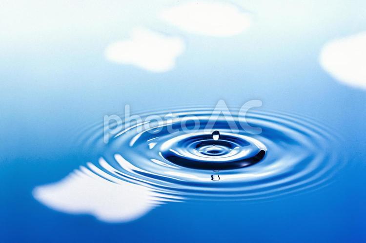 水紋と雲　映り込み4 水紋,水滴,跳ね返りの写真素材