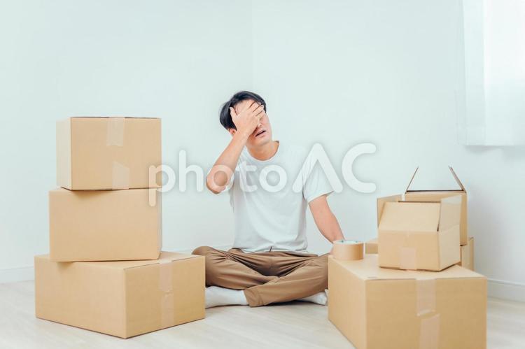 荷造りする男性（困る） 荷造り,引越し,ダンボールの写真素材