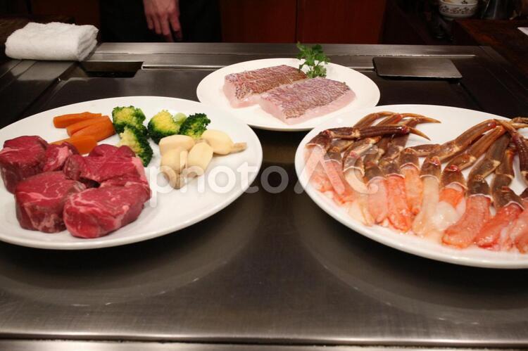 鉄板焼きと食材 鉄板焼き,食材,かにの写真素材