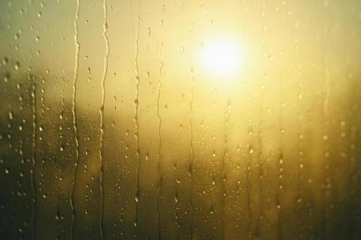 雨上がりの窓と逆光 雨上がりの窓と逆光の写真