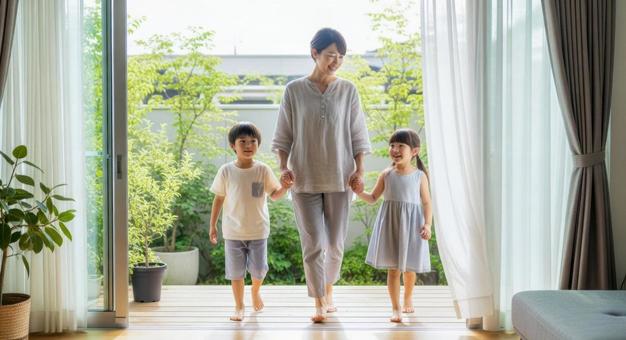 母と子供が手をつないで歩くシーン 母と子供が手をつないで歩くシーンの写真