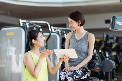 ジムでトレーニングするミドルの女性 ジム,フィットネス,カウンセリングの写真素材