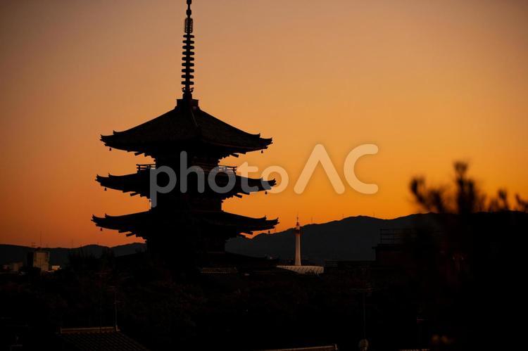 夕焼けと八坂の塔と京都タワー 京都,kyouto,八坂の塔の写真素材