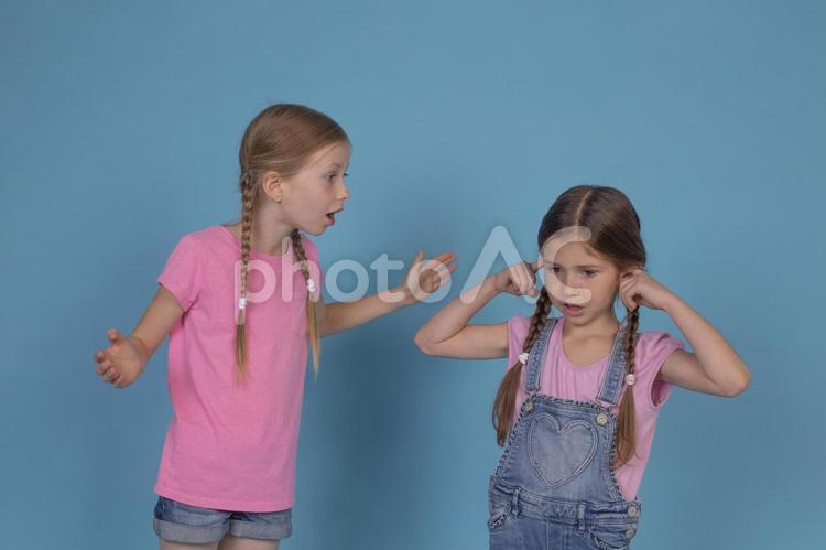 怒る女の子と耳を塞ぐ女の子2 姉妹,女の子,女児の写真素材