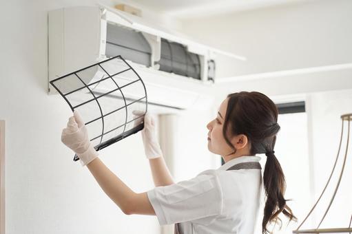 Woman cleaning the air conditioner filter, aire acondicionado, filtro, limpieza, JPG