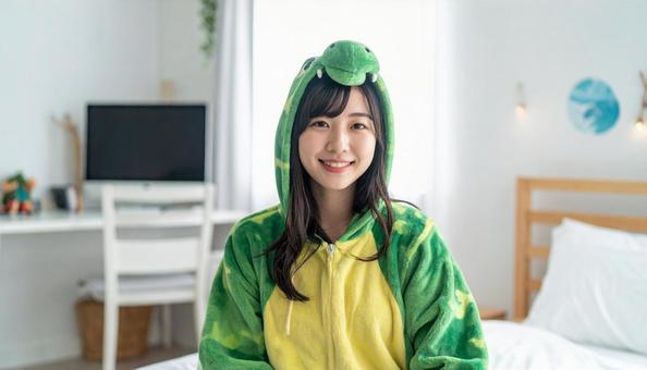 恐竜のパーカーを着る女性 恐竜のパーカーを着る女性の写真