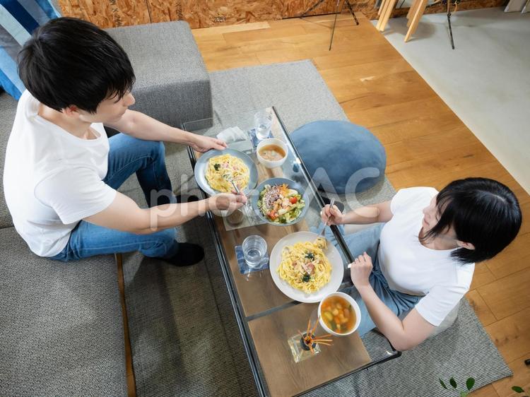 １３：男女の食事風景 カップル,夫,食事の写真素材